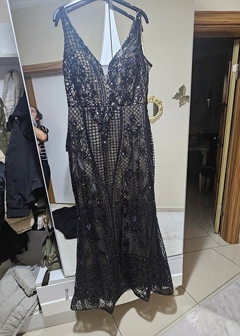 Siyah Dantel Detaylı Uzun V Yaka Gotik Elbise - Görsel 3