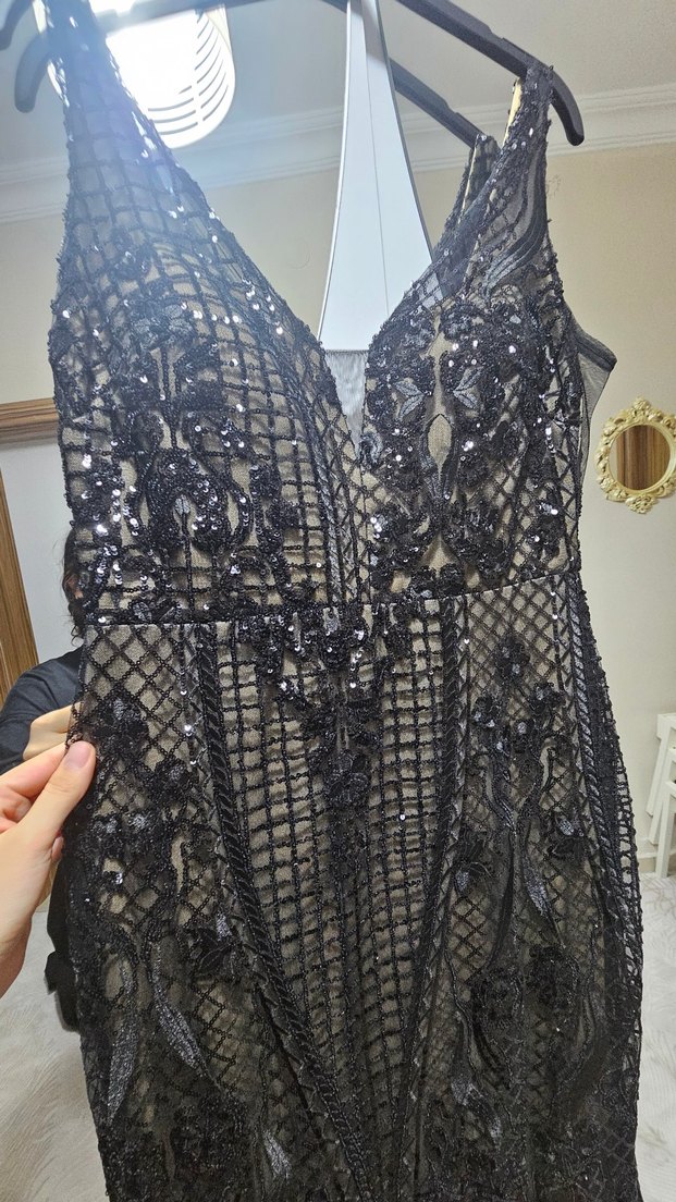 Siyah Dantel Detaylı Uzun V Yaka Gotik Elbise - Görsel 4