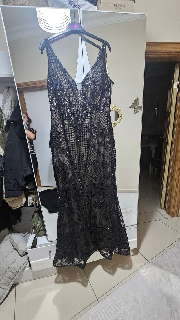 Siyah Dantel Detaylı Uzun V Yaka Gotik Elbise - Görsel 3