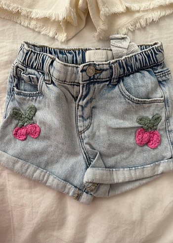 Nakışlı Beyaz ve Kiraz Desenli Denim Şort - Görsel 4