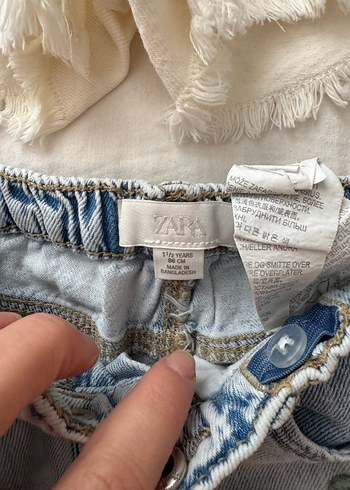 Nakışlı Beyaz ve Kiraz Desenli Denim Şort - Görsel 3