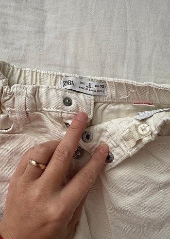 Nakışlı Beyaz ve Kiraz Desenli Denim Şort - Görsel 2