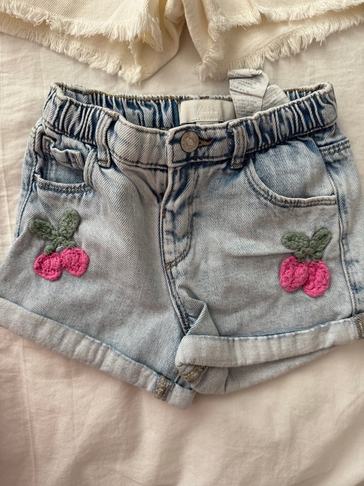 Nakışlı Beyaz ve Kiraz Desenli Denim Şort - Görsel 4