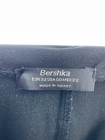 32 Beden siyah Renk Bershka Kumaş Pantolon %70 İndirimli.