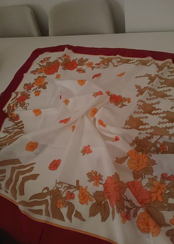 Çiçek Desenli Kadın İpek Eşarp - Görsel 3