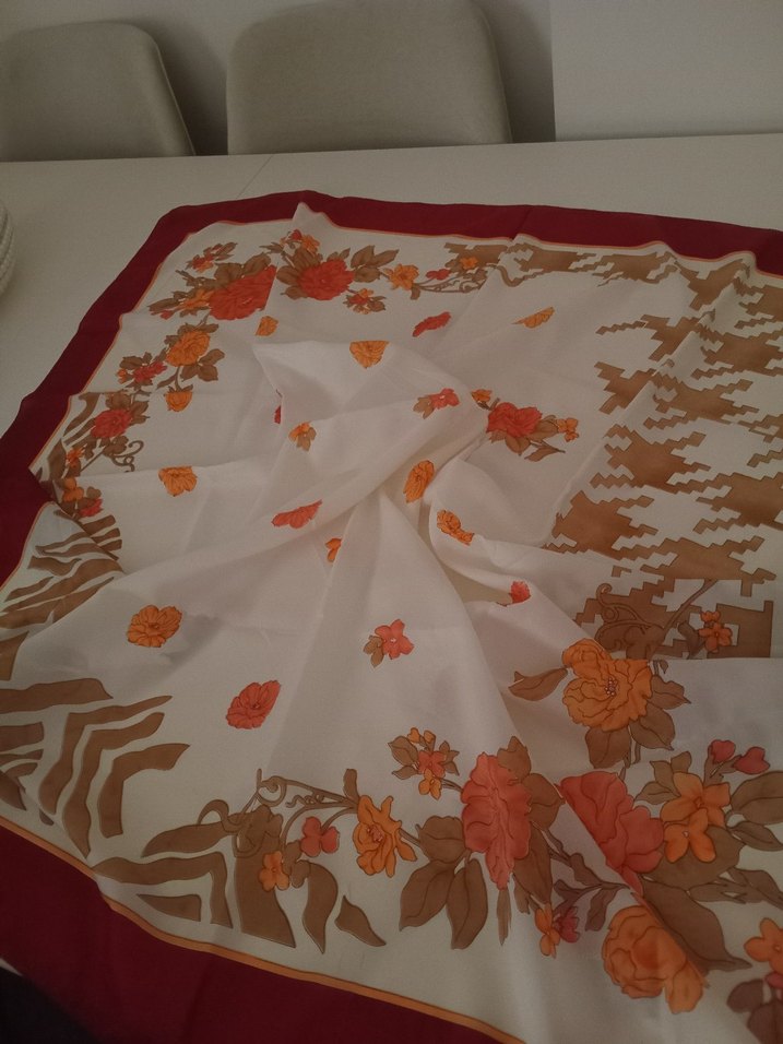 Çiçek Desenli Kadın İpek Eşarp - Görsel 3