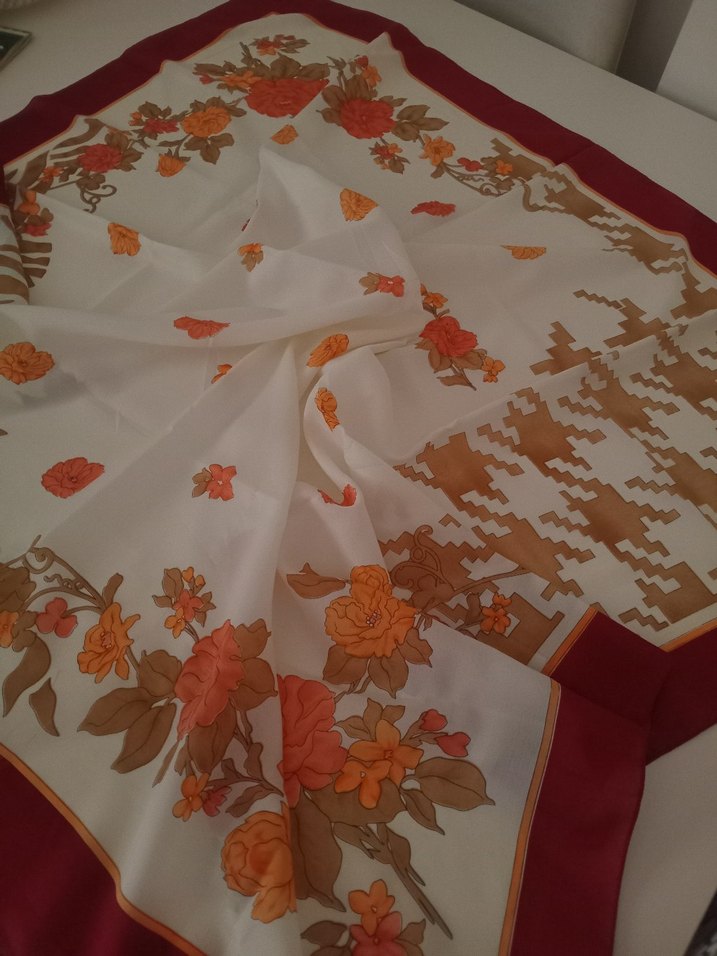 Çiçek Desenli Kadın İpek Eşarp - Görsel 4