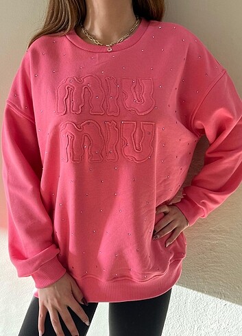 KABARTMA TAŞLI YAZILI SWEATSHİRT PEMBE