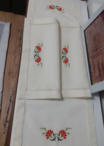 Beden beyaz Renk Nakışlı Beyaz Keten Masa Örtüsü Seti
