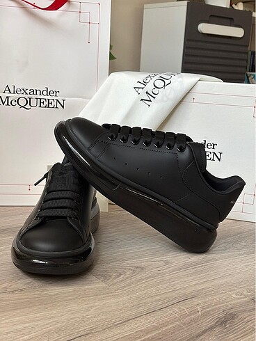 Alexander McQueen hayranlarına