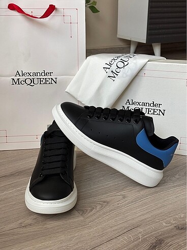 Alexander McQueen hayranlarına