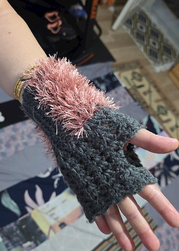 Gri Tüylü Örgü Parmaksız Kadın Eldiveni - Görsel 2