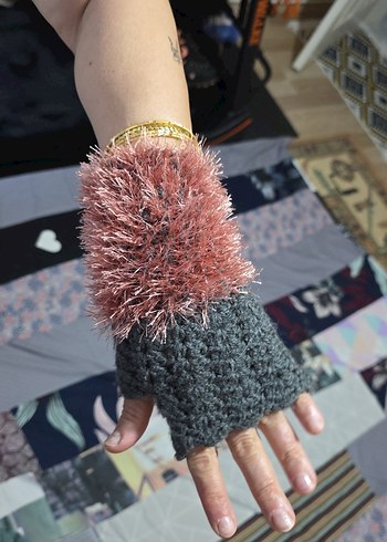 Gri Tüylü Örgü Parmaksız Kadın Eldiveni - Görsel 3