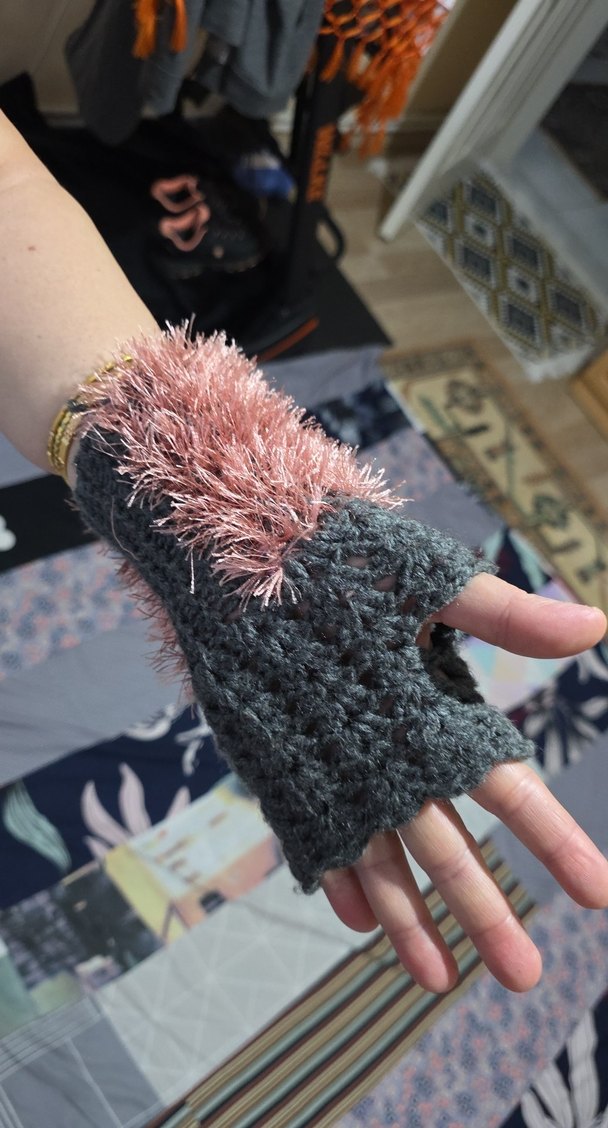 Gri Tüylü Örgü Parmaksız Kadın Eldiveni - Görsel 2