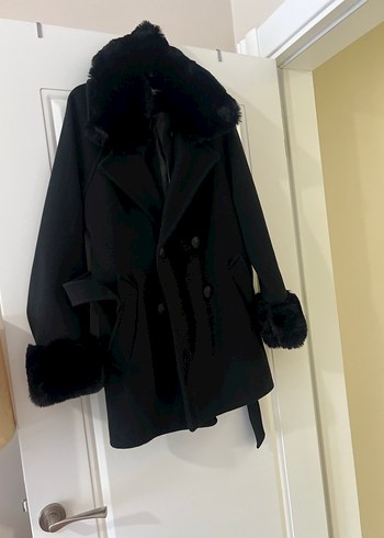 Kürklü Yaka ve Manşet Detaylı Siyah Kaban - Görsel 6