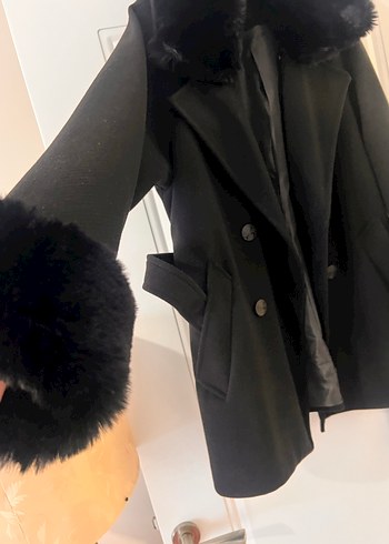 Kürklü Yaka ve Manşet Detaylı Siyah Kaban - Görsel 4