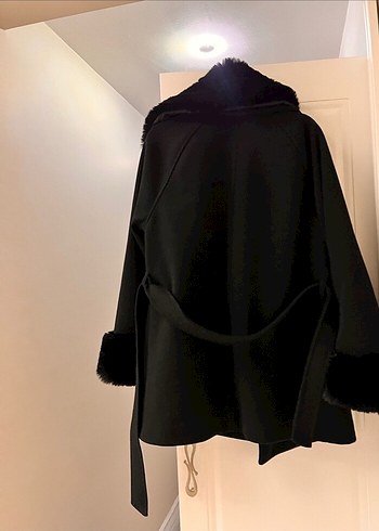 Kürklü Yaka ve Manşet Detaylı Siyah Kaban - Görsel 2