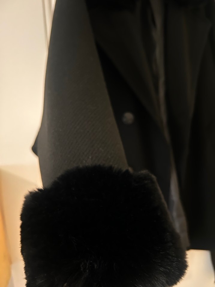 Kürklü Yaka ve Manşet Detaylı Siyah Kaban - Görsel 3