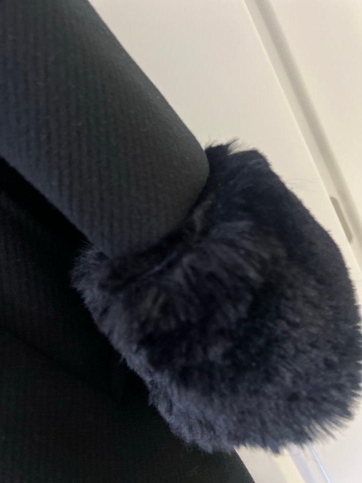 Kürklü Yaka ve Manşet Detaylı Siyah Kaban - Görsel 5