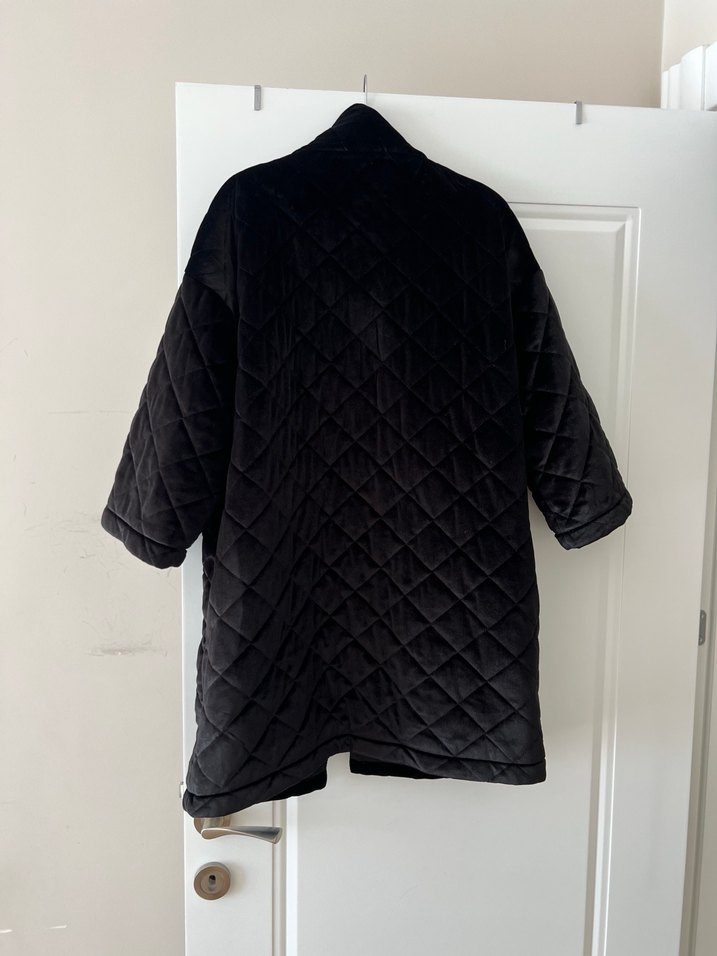 kadife Düğmeli Siyah Kadın Midi Ceket - Görsel 3