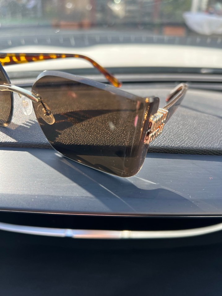 sıfır miu miu replika..Klasik Şıklık Kahverengi Tokalı gözlük - Görsel 2