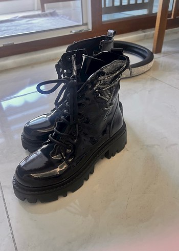 Zincir Detaylı Siyah Rugan Desenli Topuklu Bot - Görsel 2