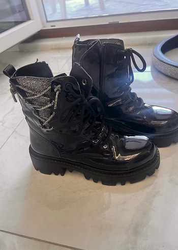 Zincir Detaylı Siyah Rugan Desenli Topuklu Bot - Görsel 5