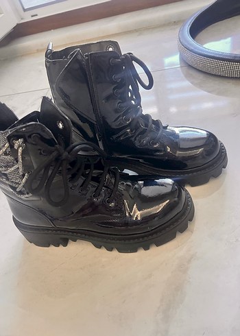 Zincir Detaylı Siyah Rugan Desenli Topuklu Bot - Görsel 4