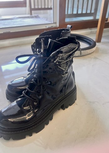 Zincir Detaylı Siyah Rugan Desenli Topuklu Bot - Görsel 3