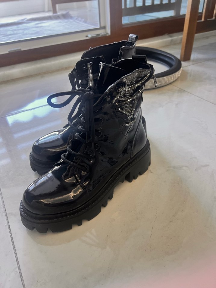 Zincir Detaylı Siyah Rugan Desenli Topuklu Bot - Görsel 2