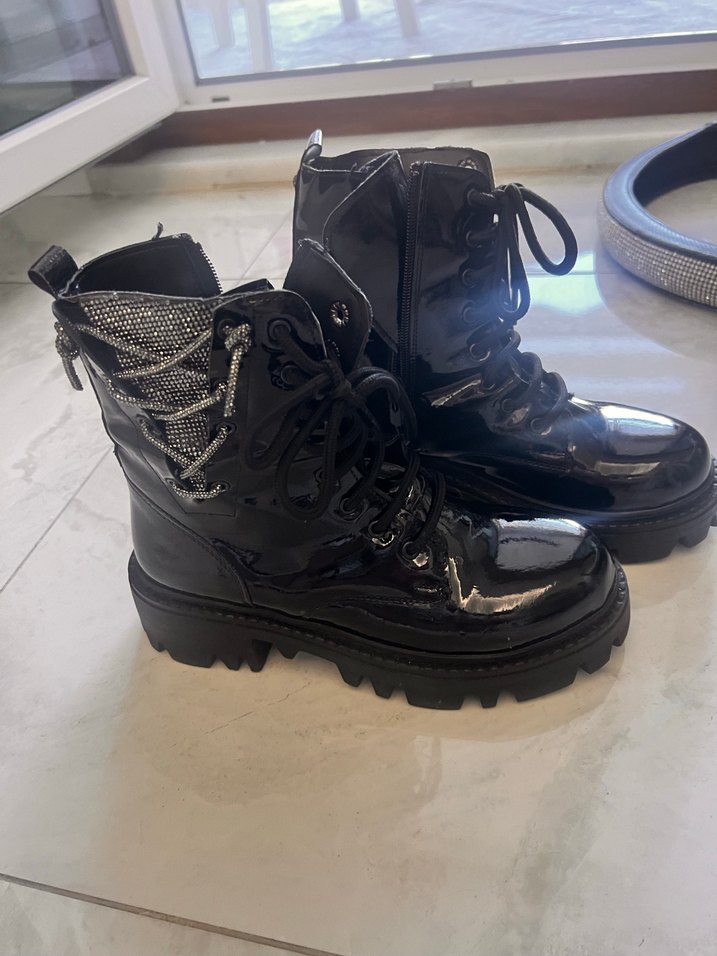 Zincir Detaylı Siyah Rugan Desenli Topuklu Bot - Görsel 5