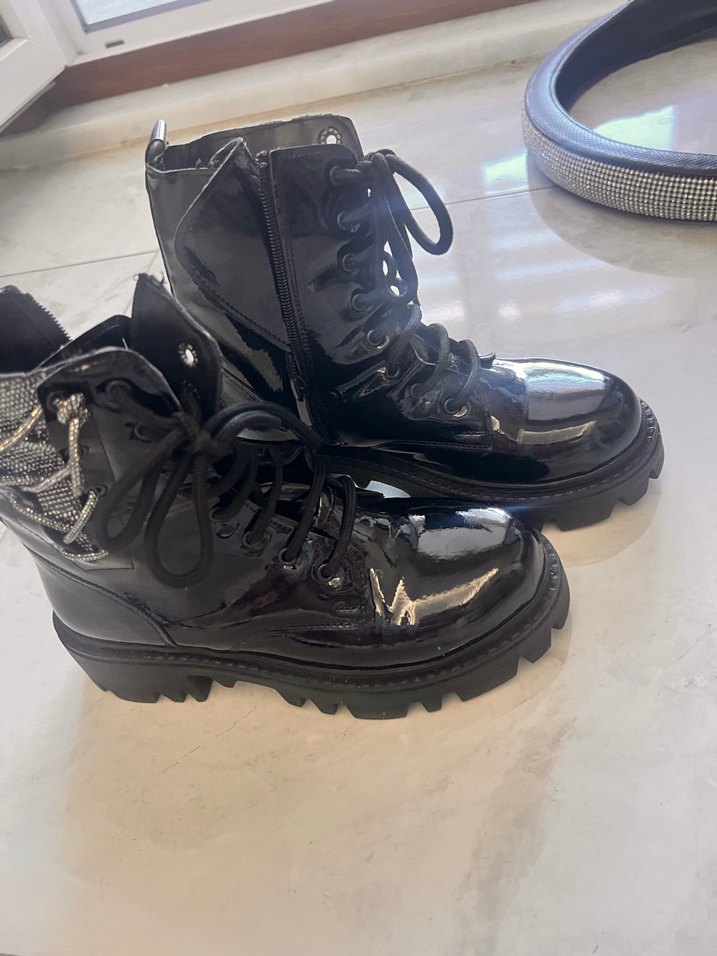 Zincir Detaylı Siyah Rugan Desenli Topuklu Bot - Görsel 4