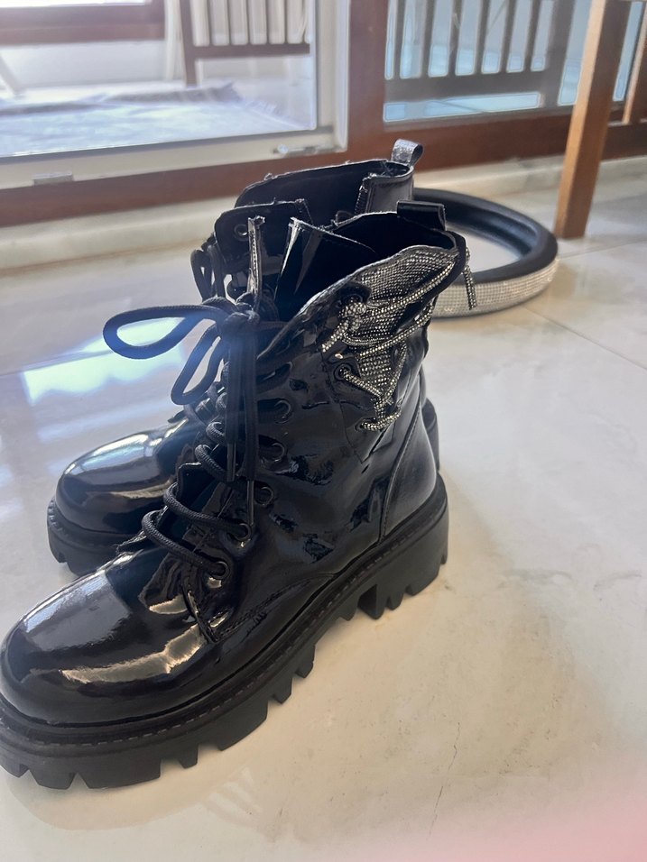 Zincir Detaylı Siyah Rugan Desenli Topuklu Bot - Görsel 3