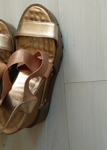 Altın Renkli Yılan Desenli Dolgu Topuklu Kadın Sandalet - Görsel 5