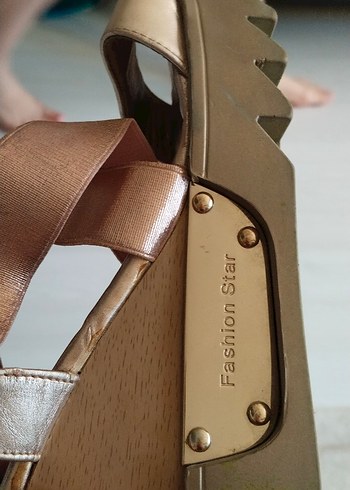 Altın Renkli Yılan Desenli Dolgu Topuklu Kadın Sandalet - Görsel 6