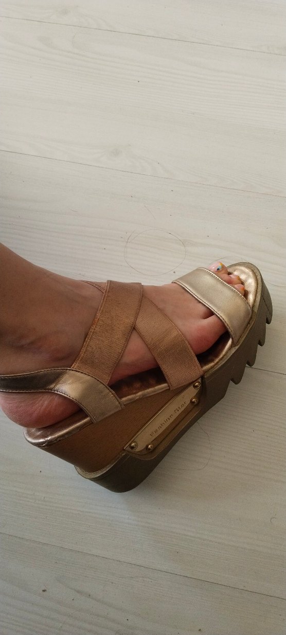 Altın Renkli Yılan Desenli Dolgu Topuklu Kadın Sandalet - Görsel 3