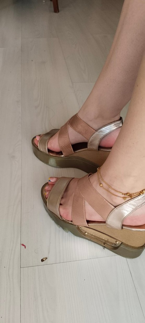 Altın Renkli Yılan Desenli Dolgu Topuklu Kadın Sandalet - Görsel 2