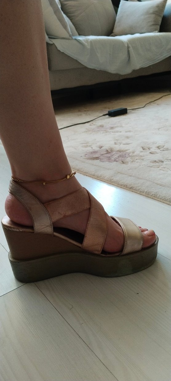 Altın Renkli Yılan Desenli Dolgu Topuklu Kadın Sandalet - Görsel 4