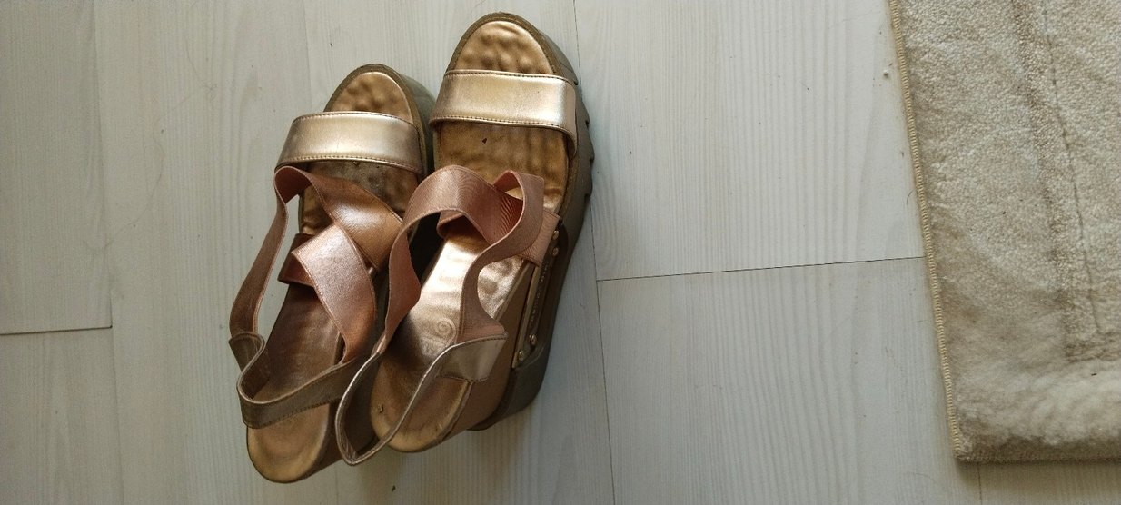 Altın Renkli Yılan Desenli Dolgu Topuklu Kadın Sandalet - Görsel 5