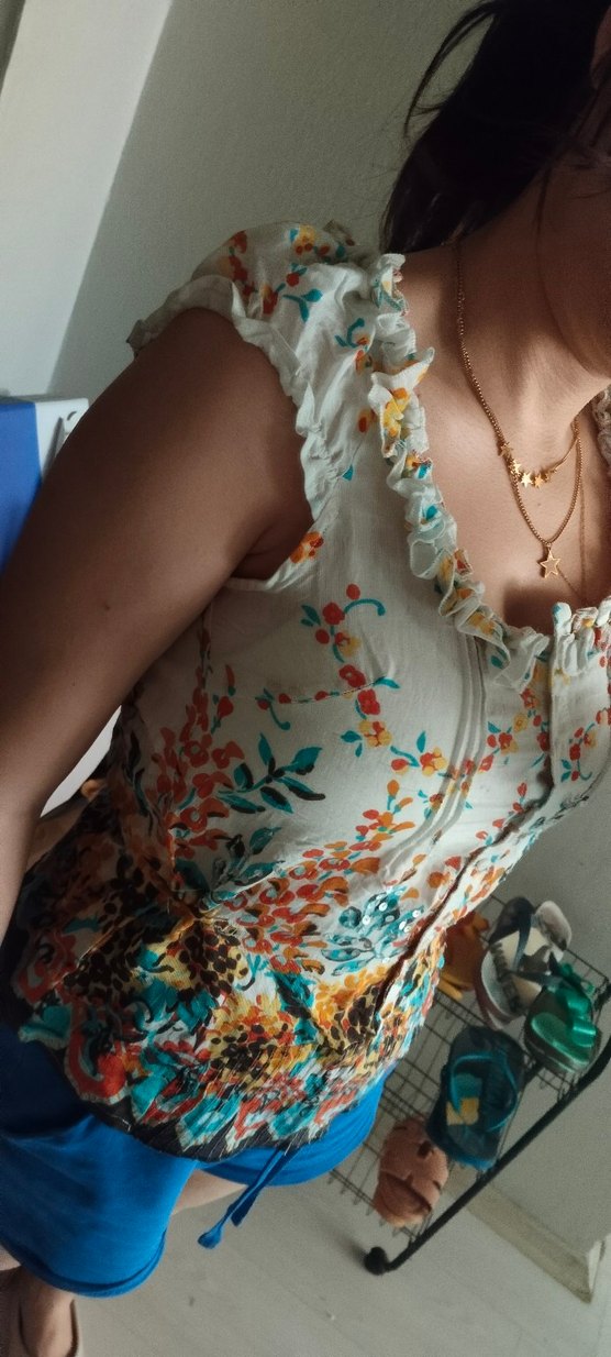 Çiçek Desenli Volanlı V Yaka Bluz - Görsel 4