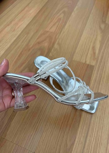 Beyaz Zincir Detaylı Stiletto Topuklu Kadın Ayakkabı