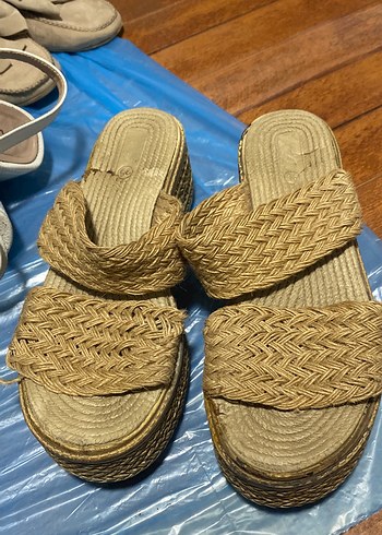 Bej Pileli Dolgu Topuklu Kadın Sandalet - Görsel 2