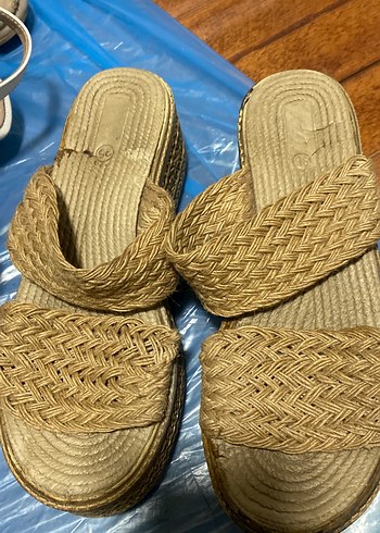 Bej Pileli Dolgu Topuklu Kadın Sandalet - Görsel 3