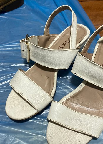 Beyaz Tokalı Blok Topuk Kadın Sandalet - Görsel 4