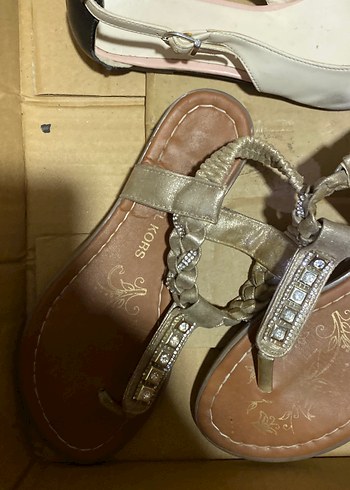 Tokalı Beyaz Bohem Stilde Kız Terlikleri - Görsel 2