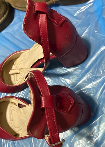 Kırmızı Tokalı Kadın Topuklu Ayakkabı - Görsel 3