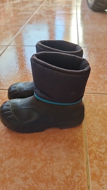 Decathlon Decatlon quechua yagmur kar botu. Tas gibi gayet iyi durumda. Su