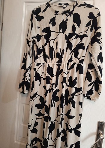 Uzun Kollu Siyah Desenli Beyaz Elbise - Görsel 3