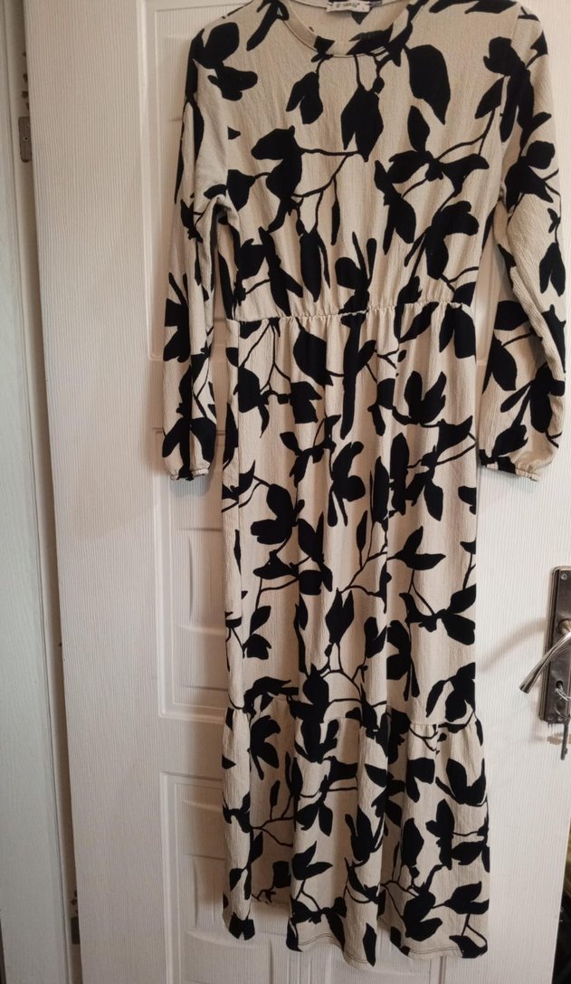 Uzun Kollu Siyah Desenli Beyaz Elbise - Görsel 2