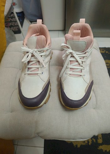 Beyaz ve Pastel Renkli Bağcıklı Spor Ayakkabı - Görsel 2